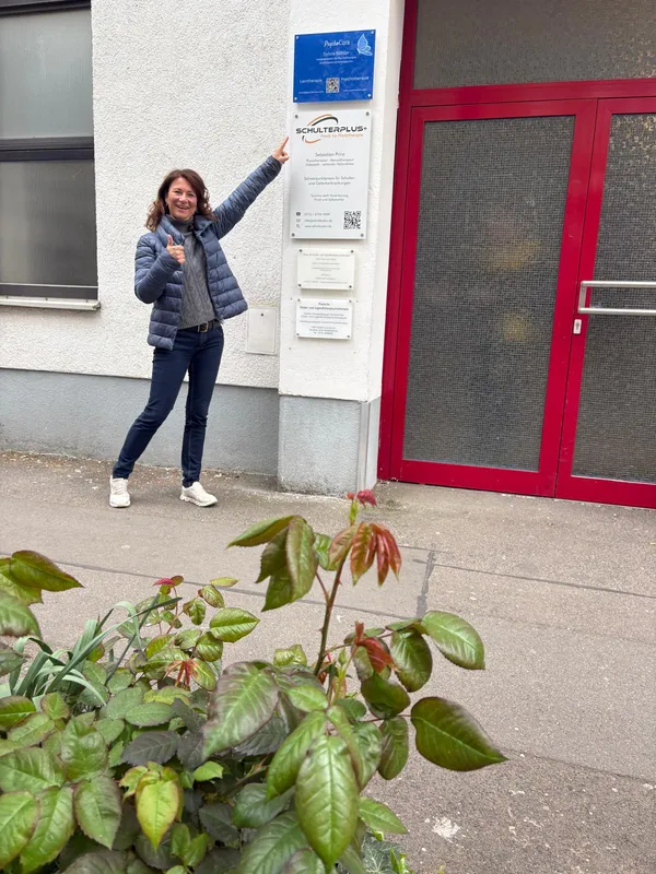 Eingang zur Praxis PsychoCura – rote Tür, Frauenlobstr. 42